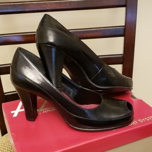 Aerosoles black peep toe heels 8m